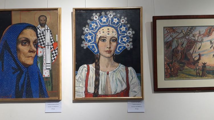 По центру картина