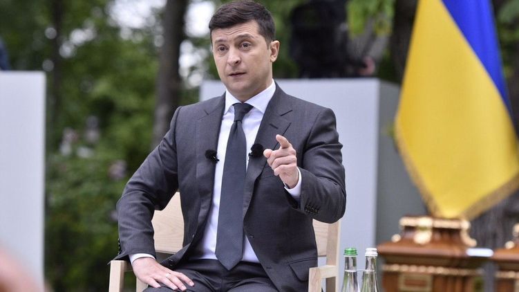 Президент Зеленский на фоне провала