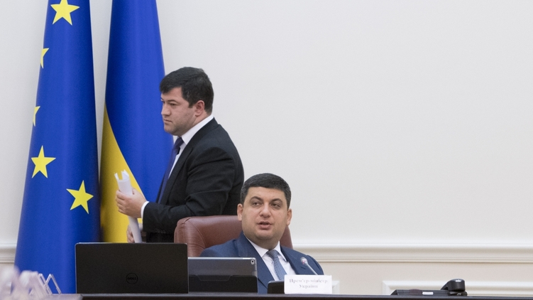 Уходу главы Государственой фискальной службы Романа Насирова (слева) из политических раскладов мог содействовать премьер Владимир Гройсман, фото: