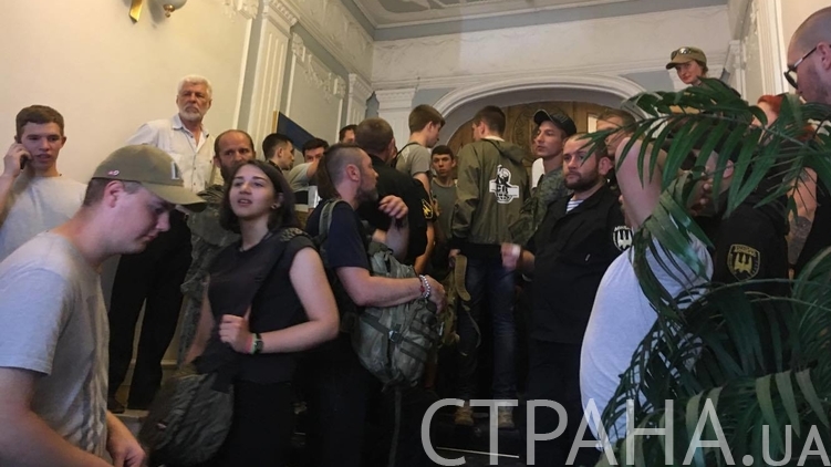 Толпа у дверей суда, где слушается дело Руслана Коцабы, фото: